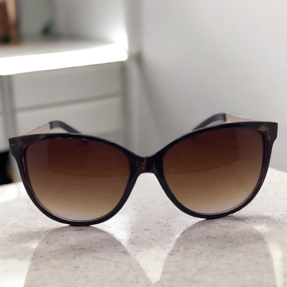 Tortoise Frame Sunglasses With Golden Arms